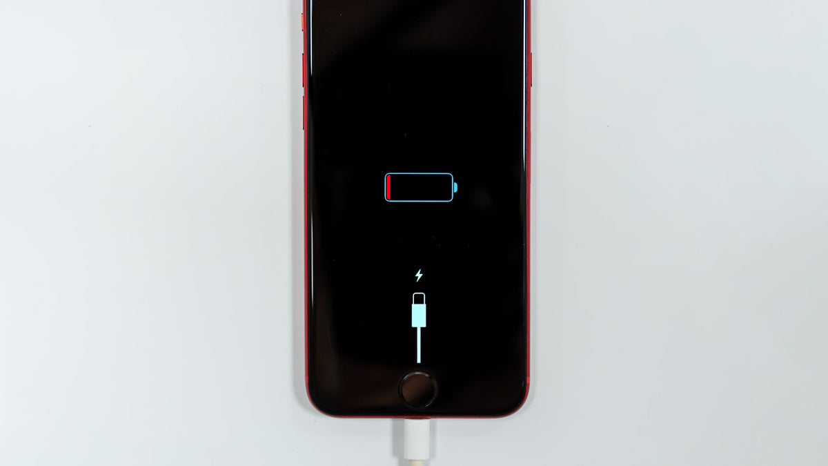 iPhone met een lege batterij die wordt opgeladen
