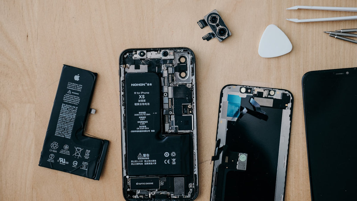 Technicus repareert het binnenwerk van een smartphone