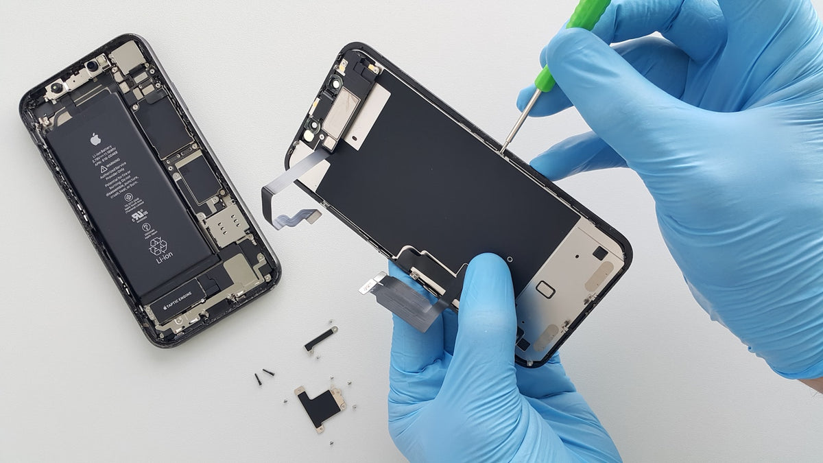 Moderne iPhone wordt vakkundig gerepareerd met gereedschap